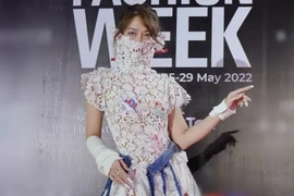 Lê Bống lộ chân cột đình trên thảm đỏ với bộ cánh kỳ quặc
