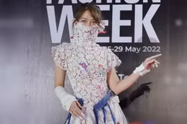 Lê Bống lộ chân cột đình trên thảm đỏ với bộ cánh kỳ quặc