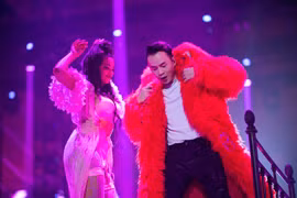 Binz đổ bia lên ngực, Mỹ Tâm quỳ lạy khán giả 