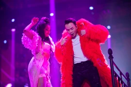 Binz đổ bia lên ngực, Mỹ Tâm quỳ lạy khán giả 