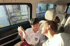 Hồ Ngọc Hà - Cường Đô La bị soi cùng đưa quý tử đến trường