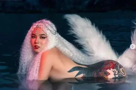 Linh Miu thả rông, diện đồ cũng như không ngày đầu năm