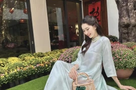 Đặng Thu Thảo diện áo dài thả dáng ở biệt thự triệu đô