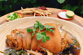 Canh chân giò hầm thuốc bắc cực tốt cho người dễ mắc cảm lạnh 