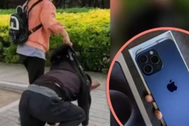 Ông bố quỳ gối, bị con gái sỉ nhục vì không đủ tiền mua iPhone