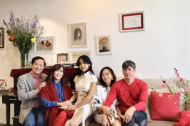 'Bí thư tỉnh ủy' Dũng Nhi: Ngoài 70 tuổi vẫn phong độ bên vợ đẹp