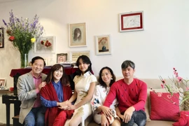 'Bí thư tỉnh ủy' Dũng Nhi: Ngoài 70 tuổi vẫn phong độ bên vợ đẹp