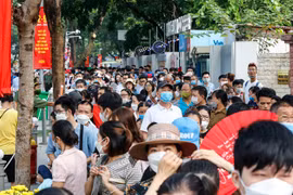 Hàng vạn người xếp hàng vào Lăng ngày Quốc khánh 2/9