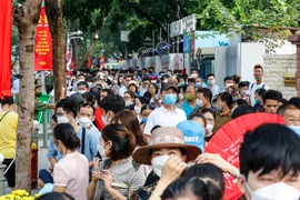 Hàng vạn người xếp hàng vào Lăng ngày Quốc khánh 2/9