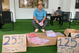 Bày hàng trăm sổ đỏ trên vỉa hè, bán đất như... bán rau