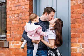 Chồng Tây của Lan Phương được khen ngợi với hình ảnh ''ông bố bỉm sữa'' 