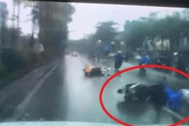  Bật xi nhan “ảo” vượt xe, “ninja Lead” gặp tai họa