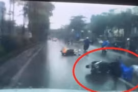  Bật xi nhan “ảo” vượt xe, “ninja Lead” gặp tai họa