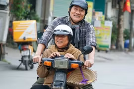 Hoàng Hải chở NSƯT Thanh Quý trên xe máy cà tàng 