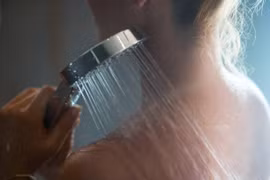 Lưu ý cần nhớ với người bệnh sốt xuất huyết khi tắm