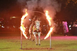 Nín thở xem chiến sĩ kỵ binh cưỡi “chiến mã” lao qua vòng lửa