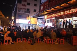 Người Hà Nội xếp hàng từ tờ mờ sáng chờ mua vàng Vía Thần Tài