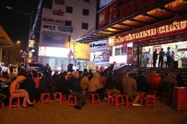 Người Hà Nội xếp hàng từ tờ mờ sáng chờ mua vàng Vía Thần Tài