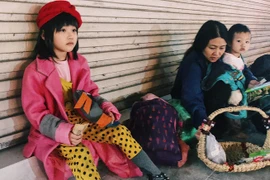 Cô bé 6 tuổi vô gia cư phối đồ “chất lừ” từ quần áo cũ