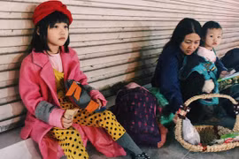 Cô bé 6 tuổi vô gia cư phối đồ “chất lừ” từ quần áo cũ