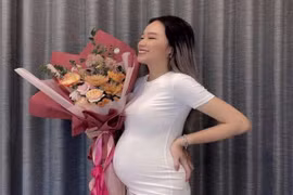 Bụng bầu vượt mặt, hot mom Tâm Xíu vẫn biết cách tạo nét