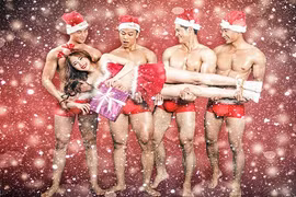 Mỹ nữ chụp ảnh cùng trai đẹp mặc quần lót gây tranh cãi