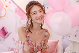 Nữ HLV Yoga khoe đường cong nóng bỏng, gương mặt xinh đẹp như thiên thần