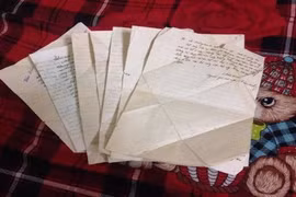 Nữ sinh Thái Nguyên thích thú khoe bức thư tình 20 năm của bố mẹ