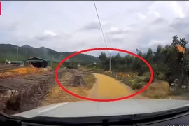 Nông dân phơi thóc giữa đường, tài xế bức xúc lên mạng kêu than