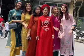 Hội bạn lên đồ ăn cưới lố, cô dâu bị lu mờ toàn tập