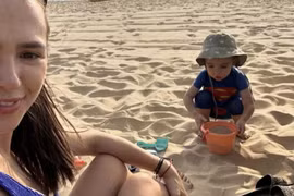 Vợ thủ môn Filip Nguyễn diện bikini, nhan sắc mẹ một con ngọt ngào