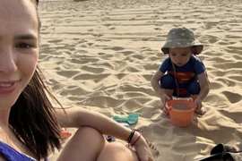 Vợ thủ môn Filip Nguyễn diện bikini, nhan sắc mẹ một con ngọt ngào