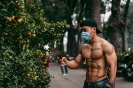 Hết "Mai An Tiêm" bán dưa, hội chị em mẩn trai đẹp bán quất