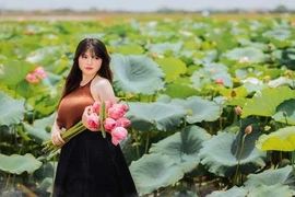 Nữ sinh vòng ngực khủng tung ảnh áo yếm gây sốc