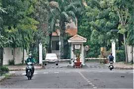 Hình ảnh độc đáo về người nước ngoài giãn cách xã hội ở Việt Nam