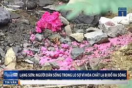 Video: Người dân lo sợ khi thấy nước màu lạ, nghi nhiễm hóa chất