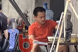 "Ông vua kim hoàn" Johnny Đặng diện đồ giản dị khi về nước 