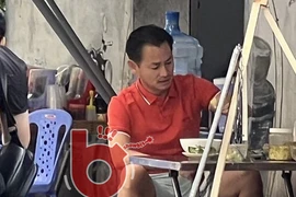 "Ông vua kim hoàn" Johnny Đặng diện đồ giản dị khi về nước 