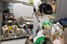 "Chết ngất" với căn phòng ngập rác của cô gái tuổi 30 