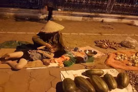 Hình ảnh 2 bà cháu mưu sinh trong đêm khuya khiến MXH xúc động