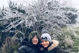 Băng giá phủ trắng Mẫu Sơn, du khách thích thú tìm đến selfie