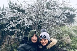 Băng giá phủ trắng Mẫu Sơn, du khách thích thú tìm đến selfie