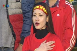 Thiếu nữ xinh đẹp hát Quốc ca trên đất Qatar gây sốt