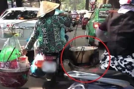  Bếp lửa hồng rực, cô bán hàng rong khiến người đi đường sợ hãi
