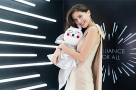 Xem cách Hoa hậu Hoàn vũ Thái Lan "lấy lòng" dân mạng Việt