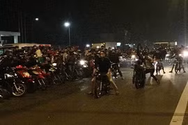 Bóng hồng liều mạng cùng "quái xế" tung hoành quốc lộ 51 