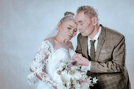 Dân mạng phát ghen với cảnh tình cảm cực ngọt của cặp “ông bà anh“