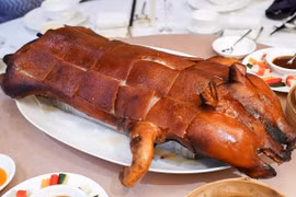 Video : Nhà hàng 30 năm phục vụ heo quay nguyên con