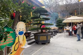 Hà Nội: Người dân đi chùa đầu năm vái từ xa, tuân thủ chuẩn 5K