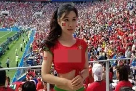 Ăn mặc “khoe hàng” tại World Cup, hot girl Trung Quốc bị ném đá tơi tả